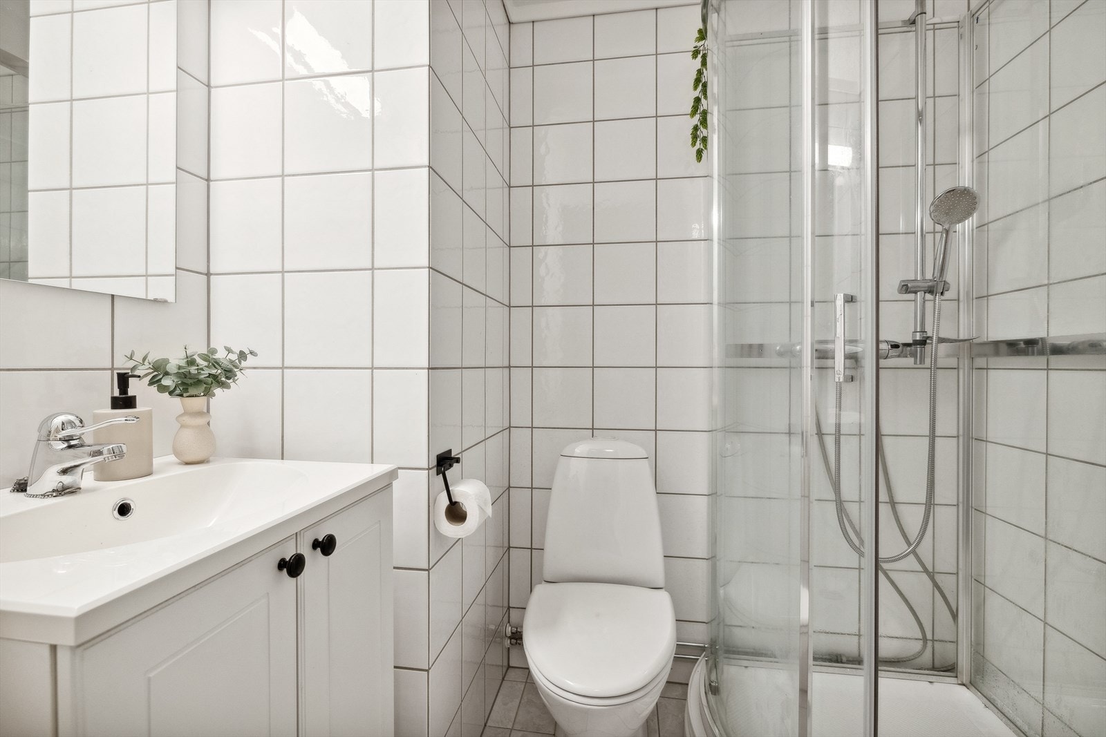 Praktisk flislagt bad. Galleribilde