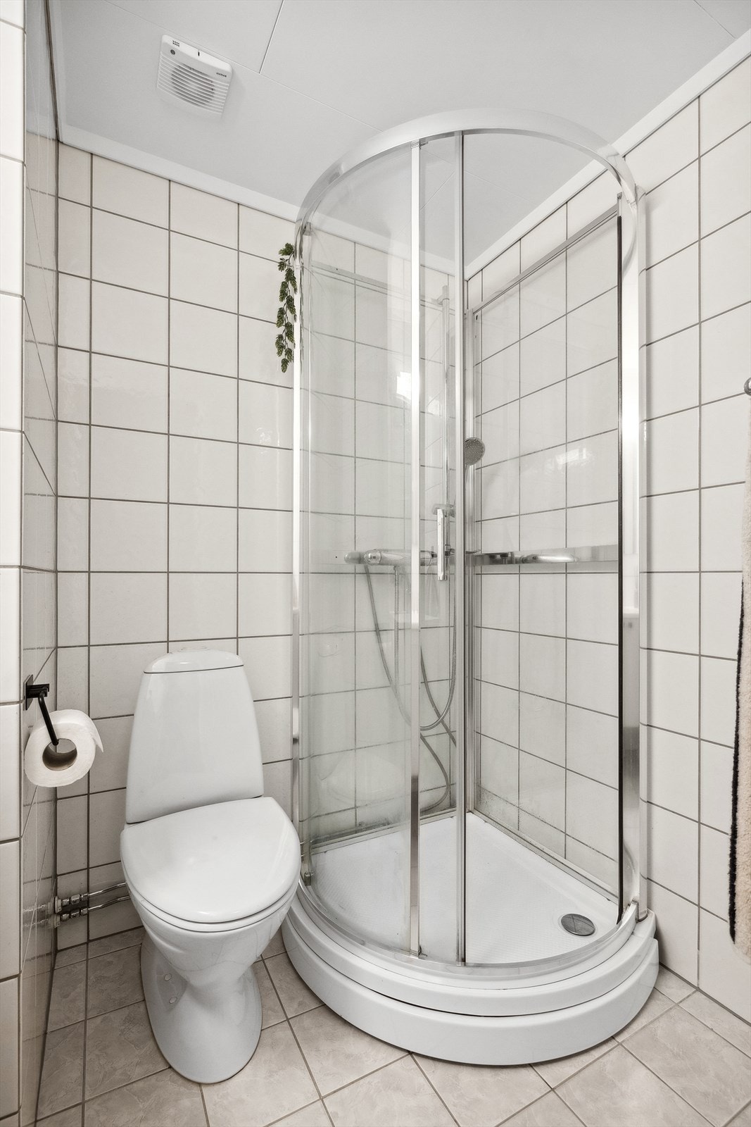 Baderommet har dusjkabinett og gulvstående wc. Galleribilde