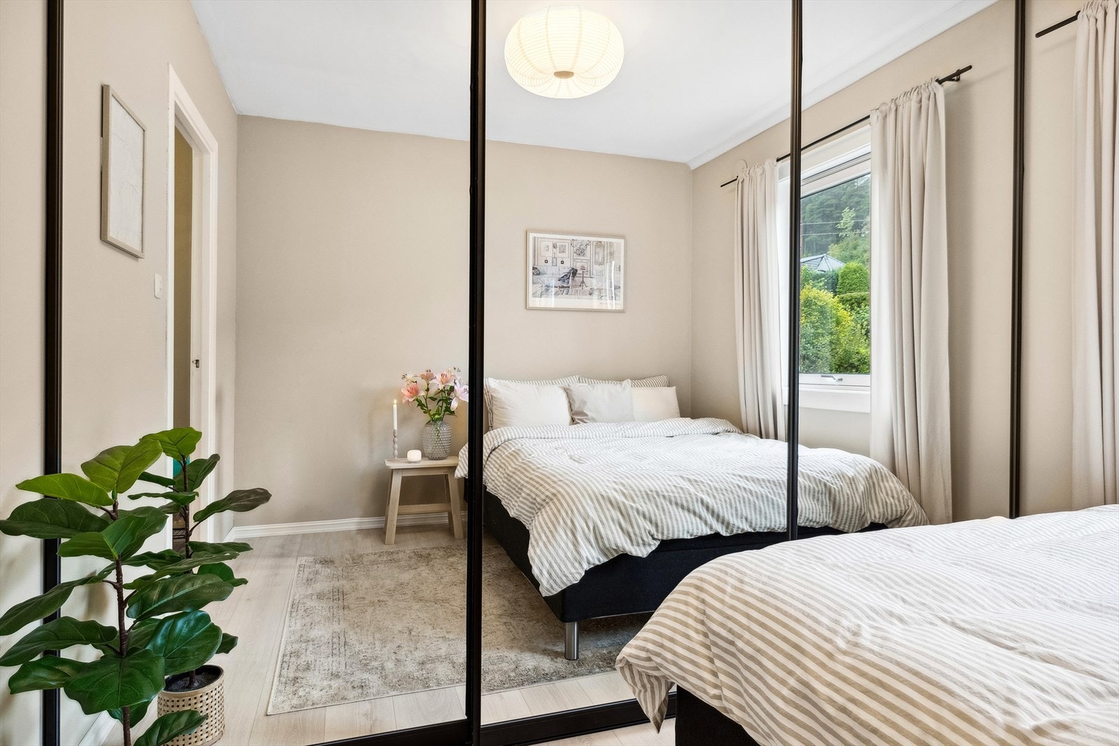 Romslig nyere garderobeskap med speil. Galleribilde