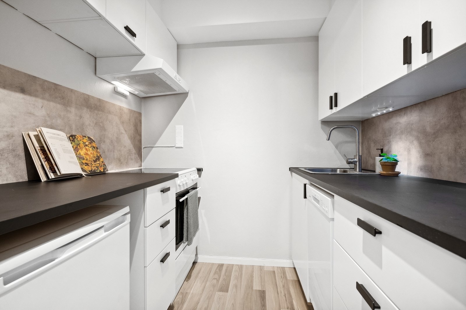 Praktisk kjøkken som ble fornyet i 2021. God arbeidsbenk og oppbevaringsplass. Galleribilde