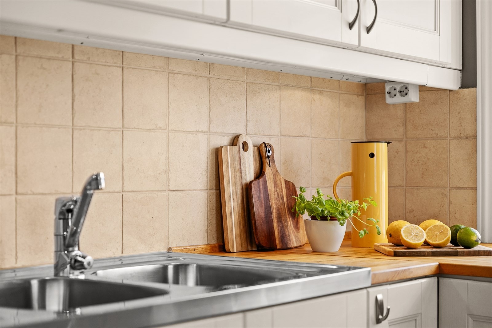 Pene og praktiske fliser på vegg langs kjøkkenbenk Galleribilde