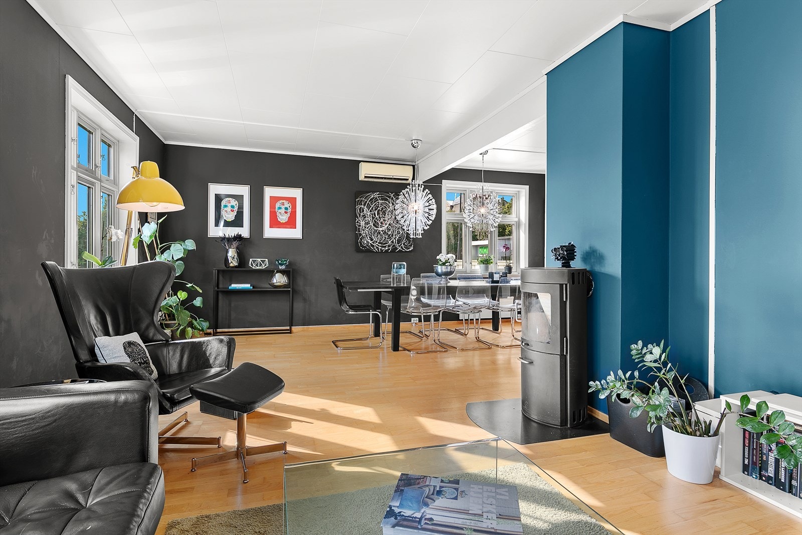 Peisovn med glassfelt sørger for hyggelig stemning og god oppvarming Galleribilde