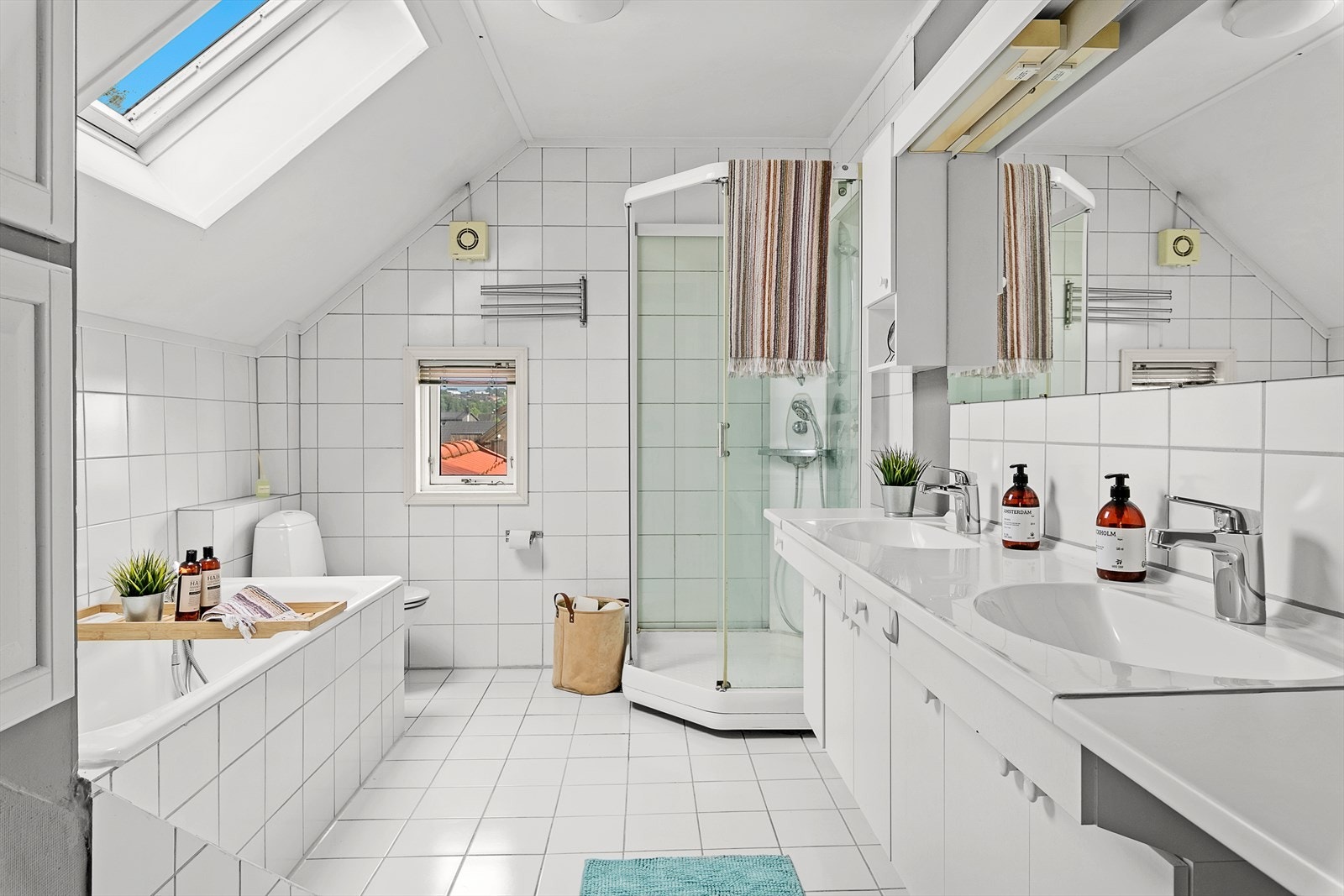 Baderom i 2.etasje med nøytrale flislagte vegger og gulv, med varmekabler. Galleribilde