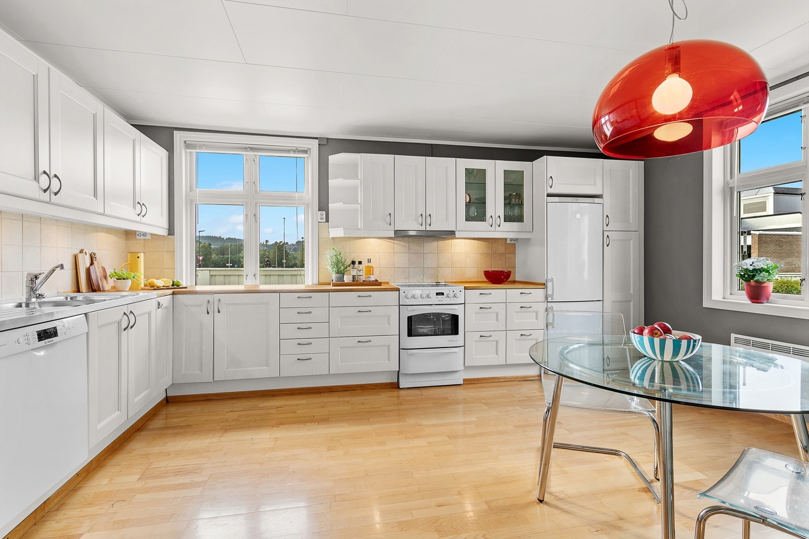 Stort og romslig kjøkken med hyggelig spiseplass Galleribilde