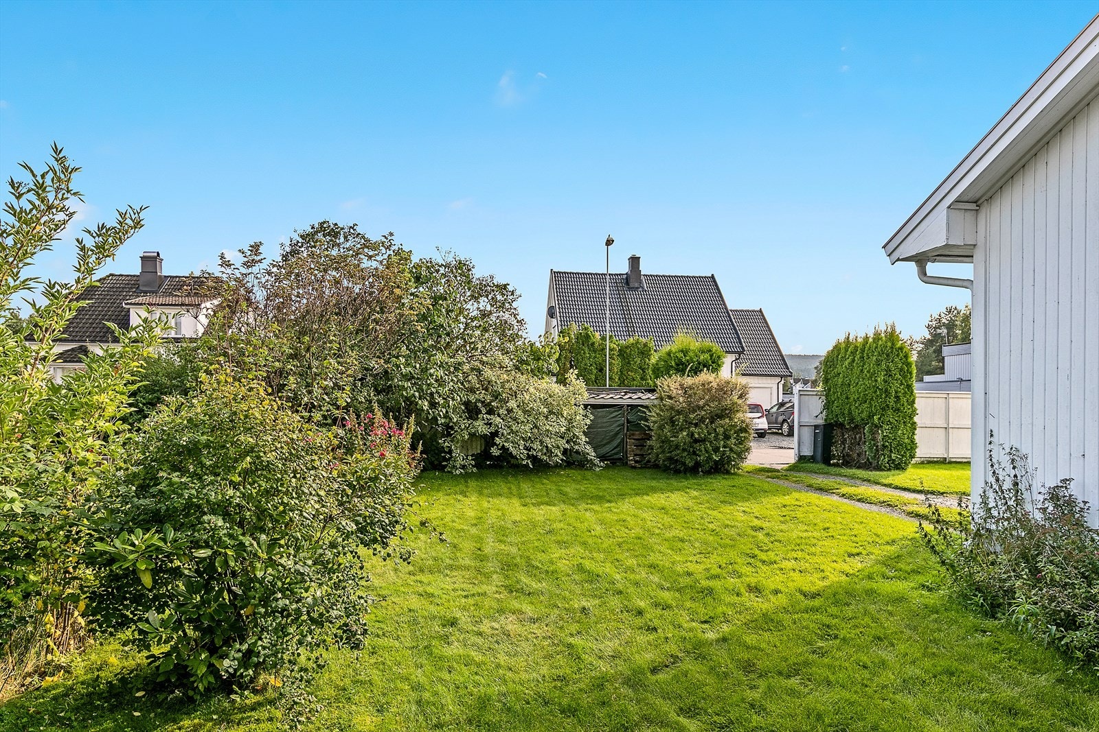 Eiendommen ligger godt skjermet fra gate og har meget gode solforhold fra tidlig morgen til sen kveld Galleribilde