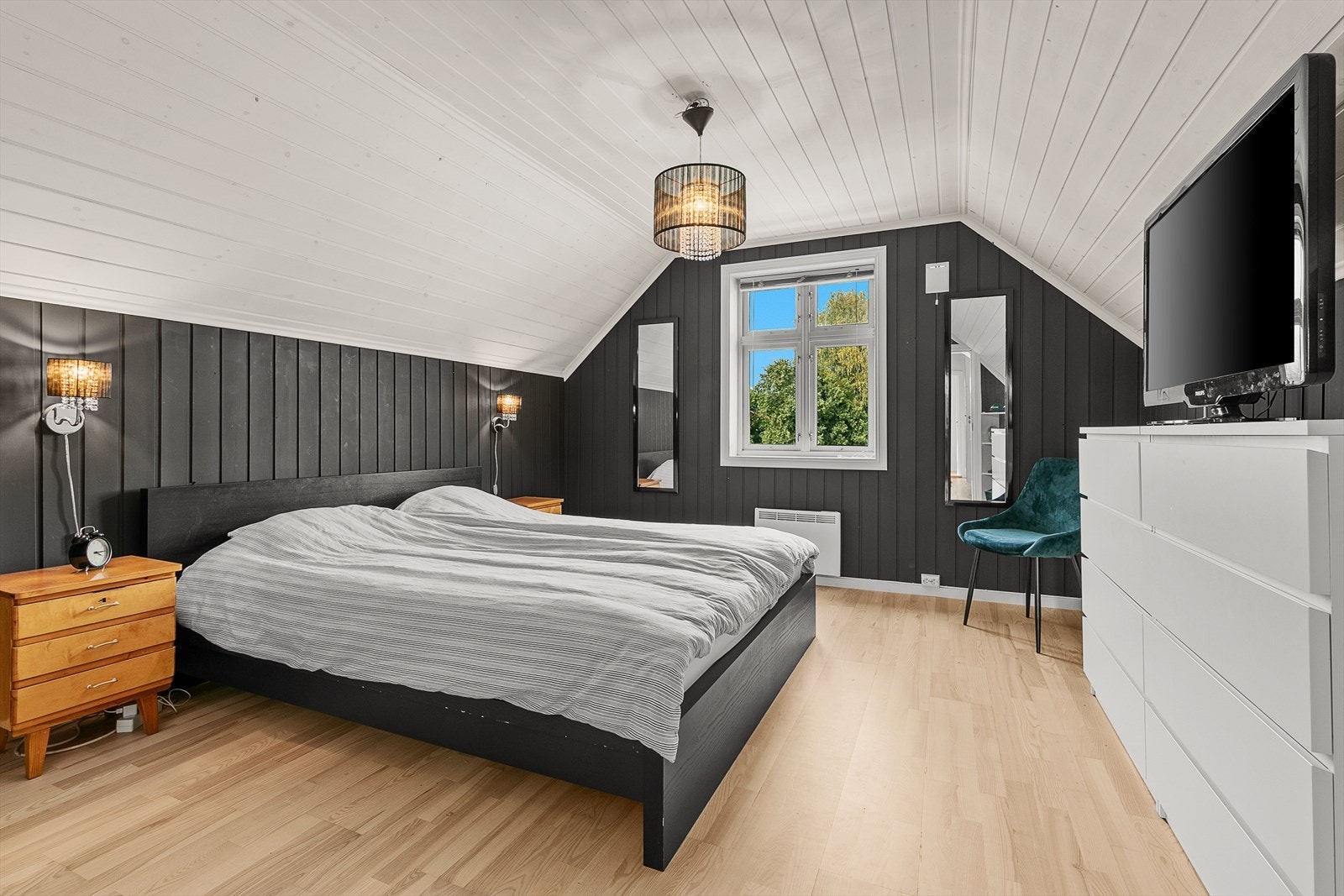 Det er 5 gode soverom i denne boligen, fordelt med ett i 1. etasje og fire i boligens 2. etasje Galleribilde