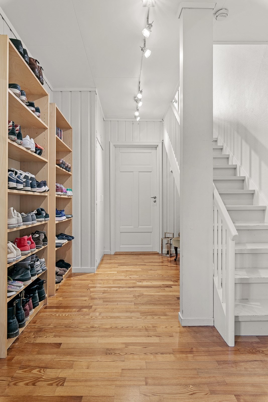 Trapperom/gang i underetasje med god oppbevaringsplass Galleribilde