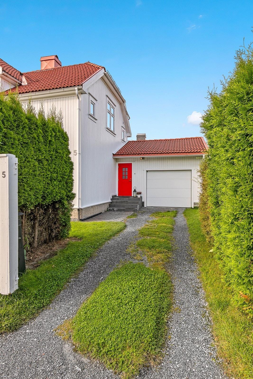 Parkeringsmuligheter i tilbygget garasje med elektrisk portåpner og i gruset innkjørsel/gårdsplass Galleribilde