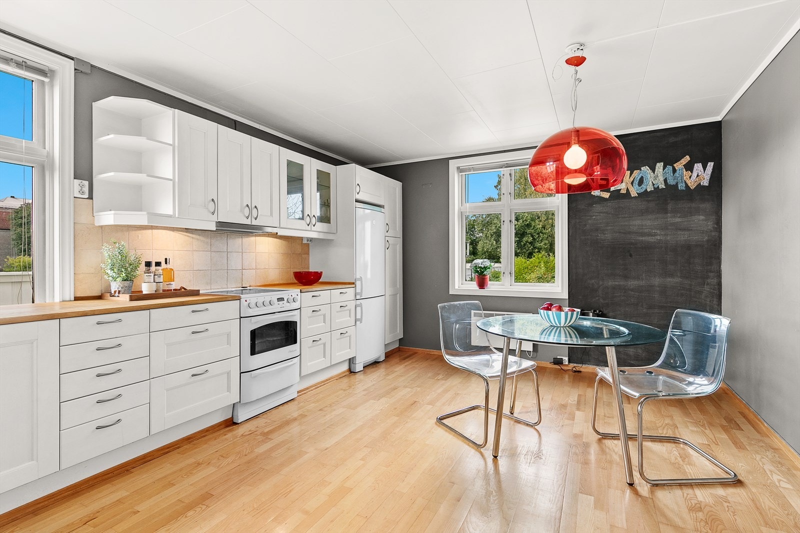 Innredningen fikk nye hvite profilerte fronter i 2012 Galleribilde