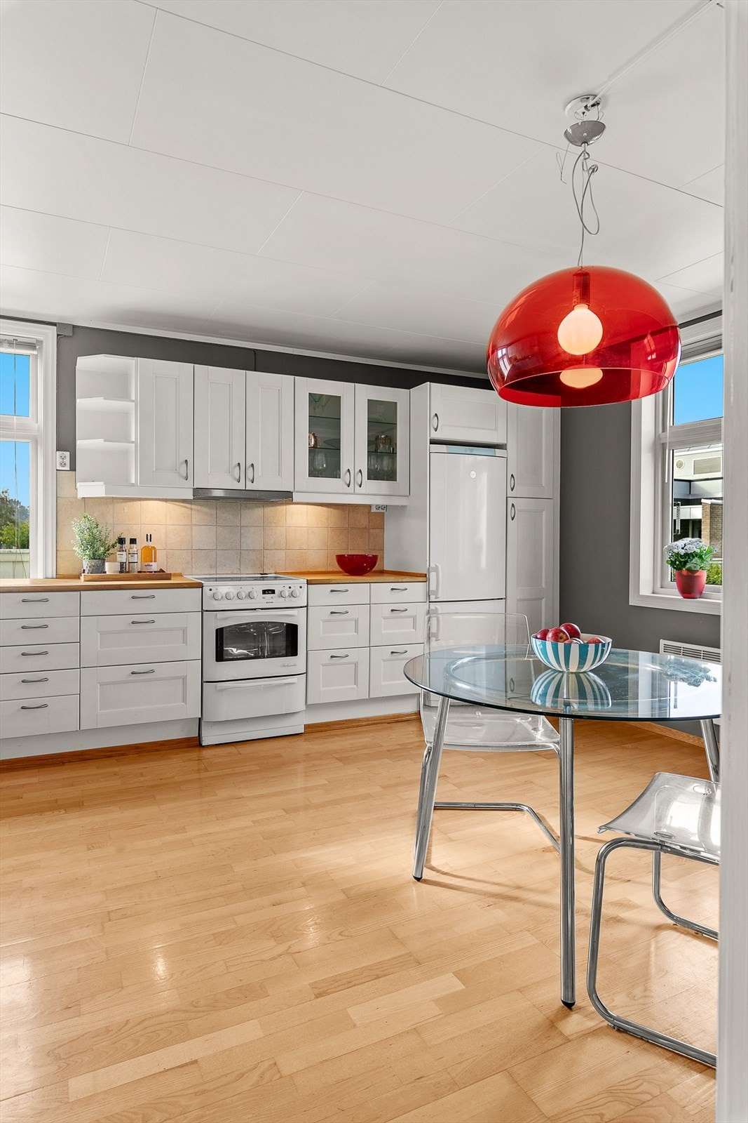 Særdeles god oppbevaringsplass og god arbeidsplass på store benkeflater Galleribilde