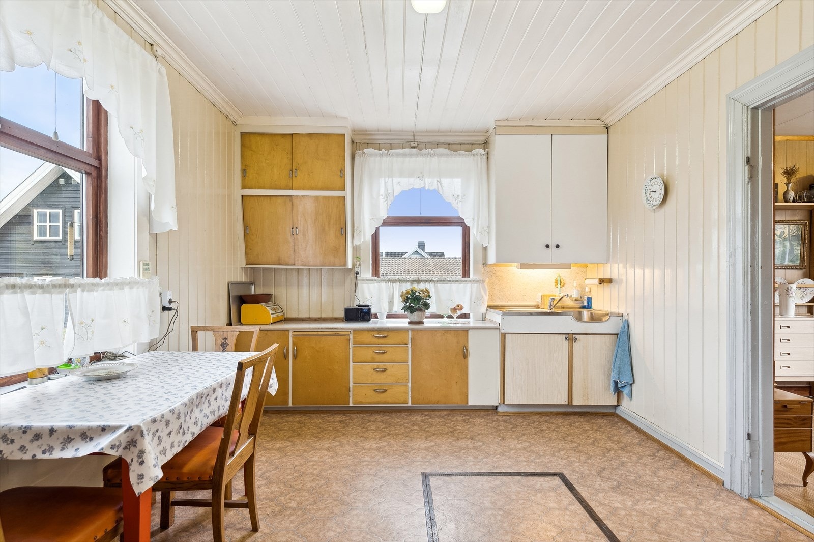 Plassbygget kjøkkeninnredning med benkeplate av laminat Galleribilde