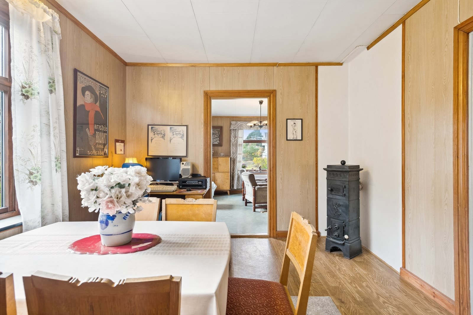 Det er vedovn i spisestue Galleribilde