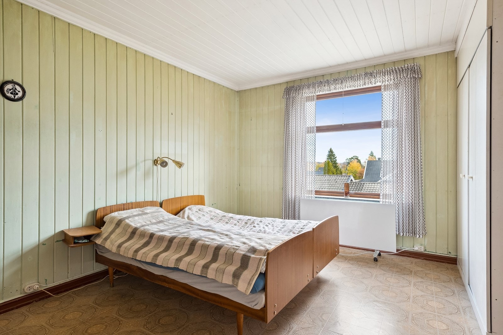 Romslig soverom med garderobeskap Galleribilde