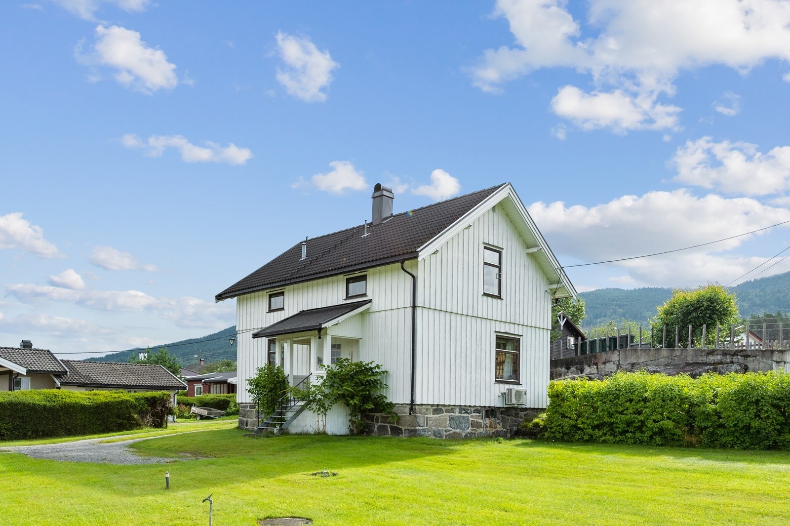 Enebolig med stor tomt på hele 1,6 mål som er pent opparbeidet Galleribilde