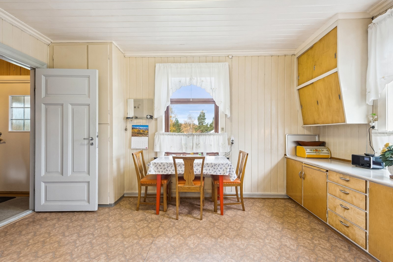 Det er plass til kjøkkenbord på kjøkken Galleribilde