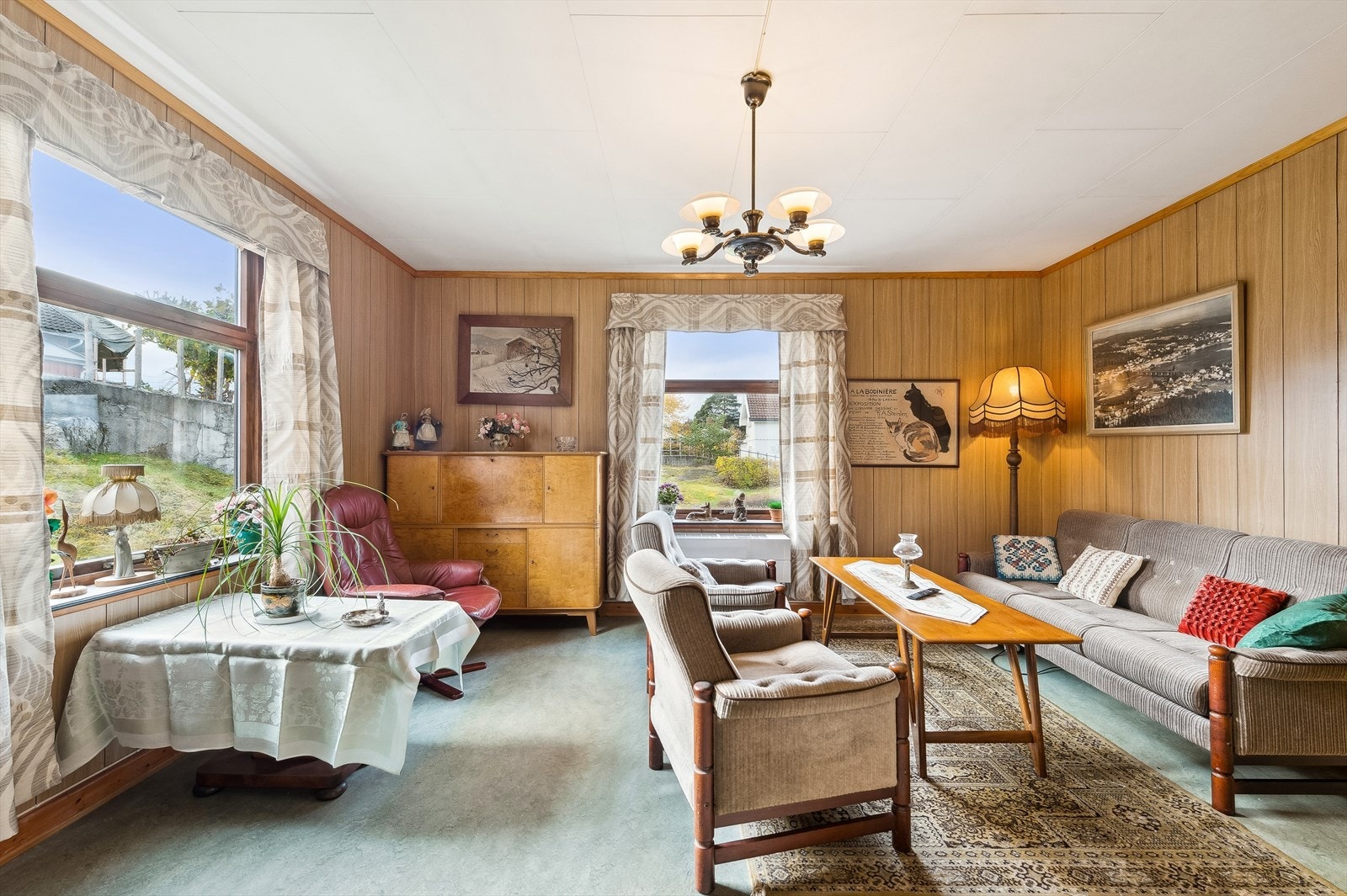 Stue med varmepumpe og peis for kaldere kvelder Galleribilde