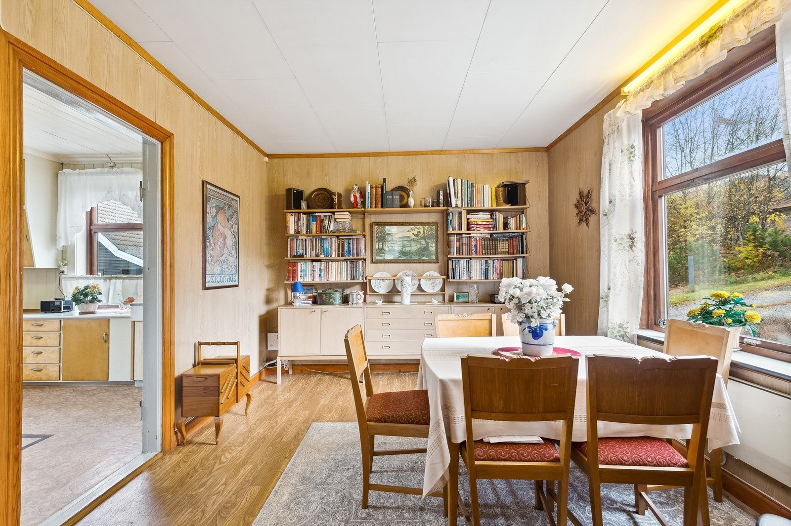 Romslig spisestue med tilknytning til kjøkken og stue Galleribilde