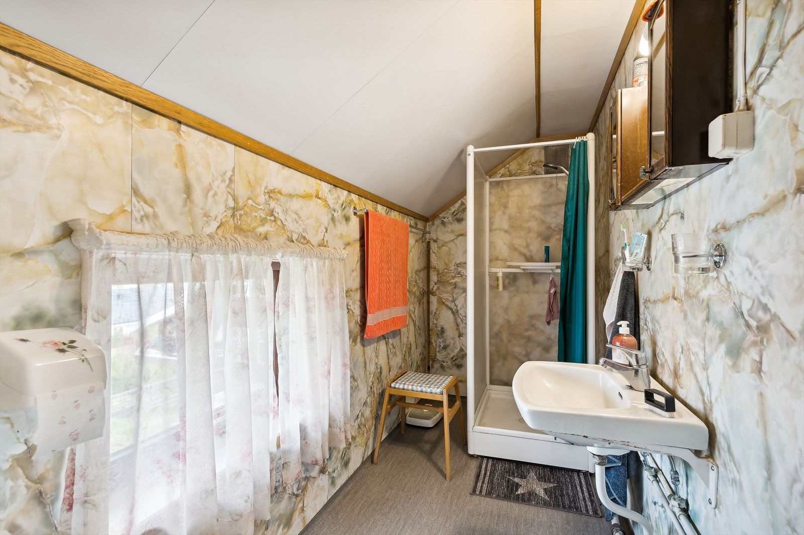 Bad med vinylbelegg på gulv og respatexplater på vegg Galleribilde