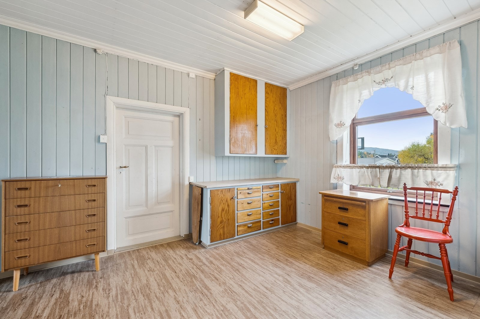 Plassbygget innredning med foliert heltre benkeplate Galleribilde