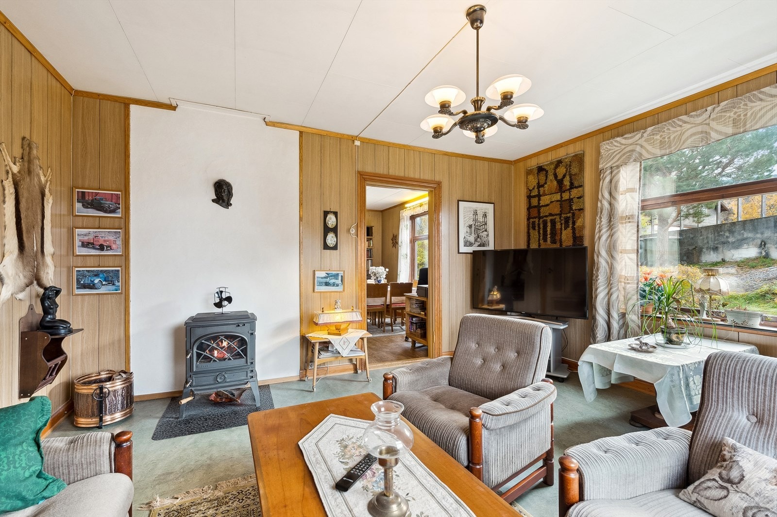 I stuen er det store vinduer som gir en god romfølelse Galleribilde