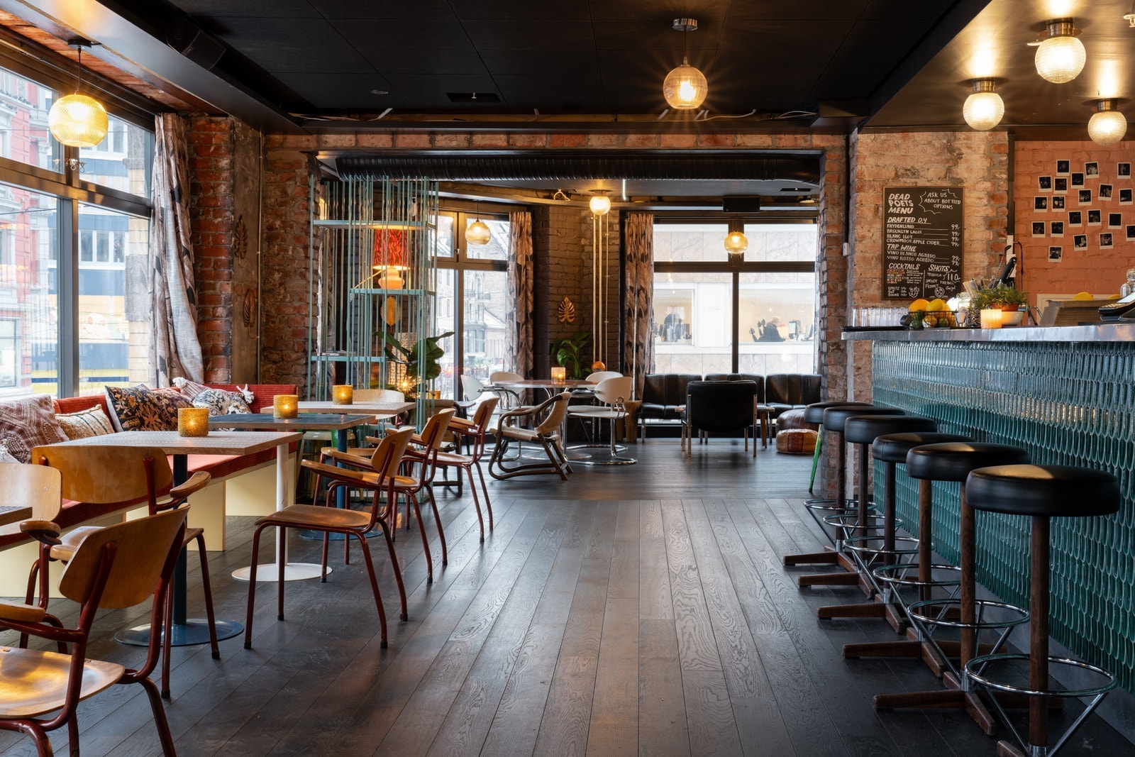 Hyggelig serveringsteder på gateplan Galleribilde