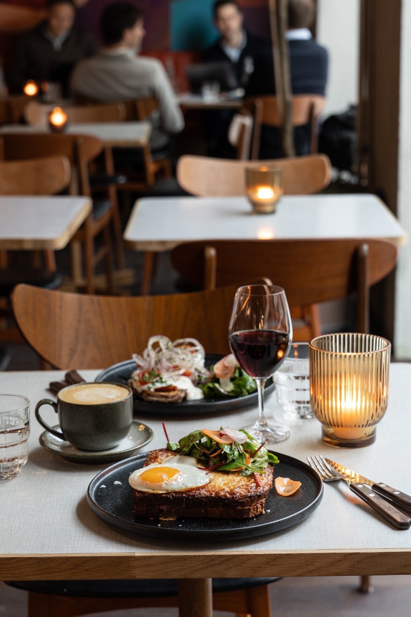 Hyggelig serveringsteder på gateplan Galleribilde