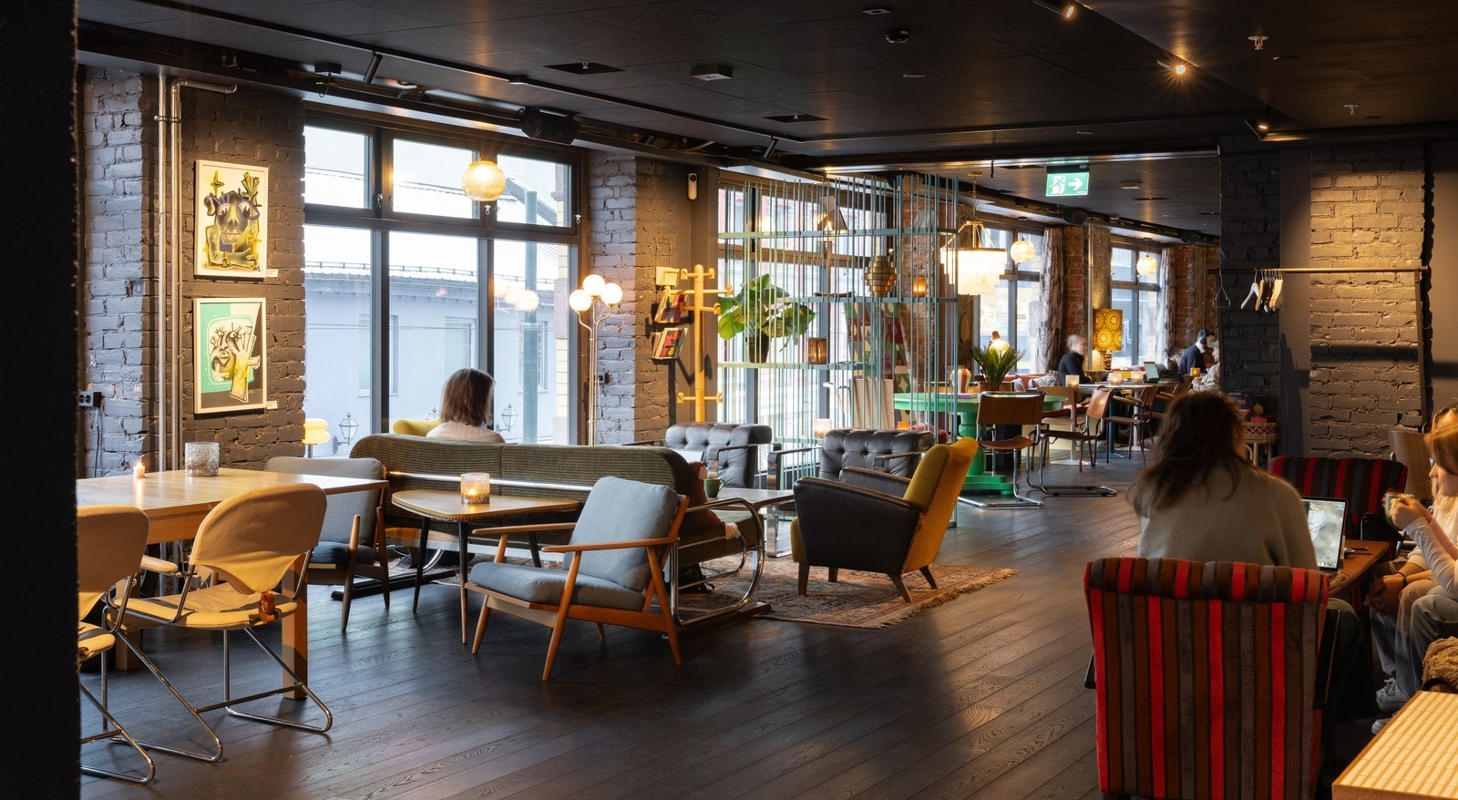 Hyggelig serveringsteder på gateplan Galleribilde