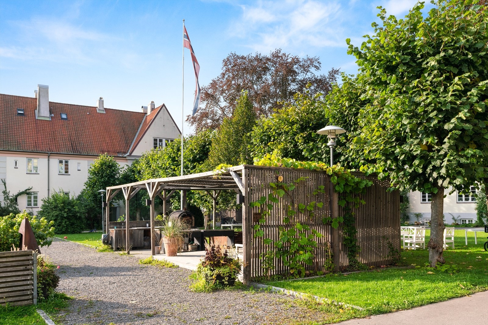 Pergola med felles steinovn for pizzabaking. Galleribilde