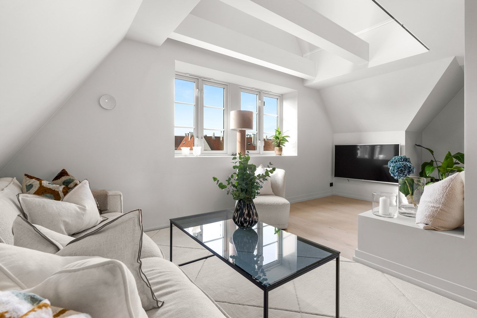 Store vinduer mot vest med fint kveldslys og utsikt mot Holmenkollen over hustakene. Galleribilde