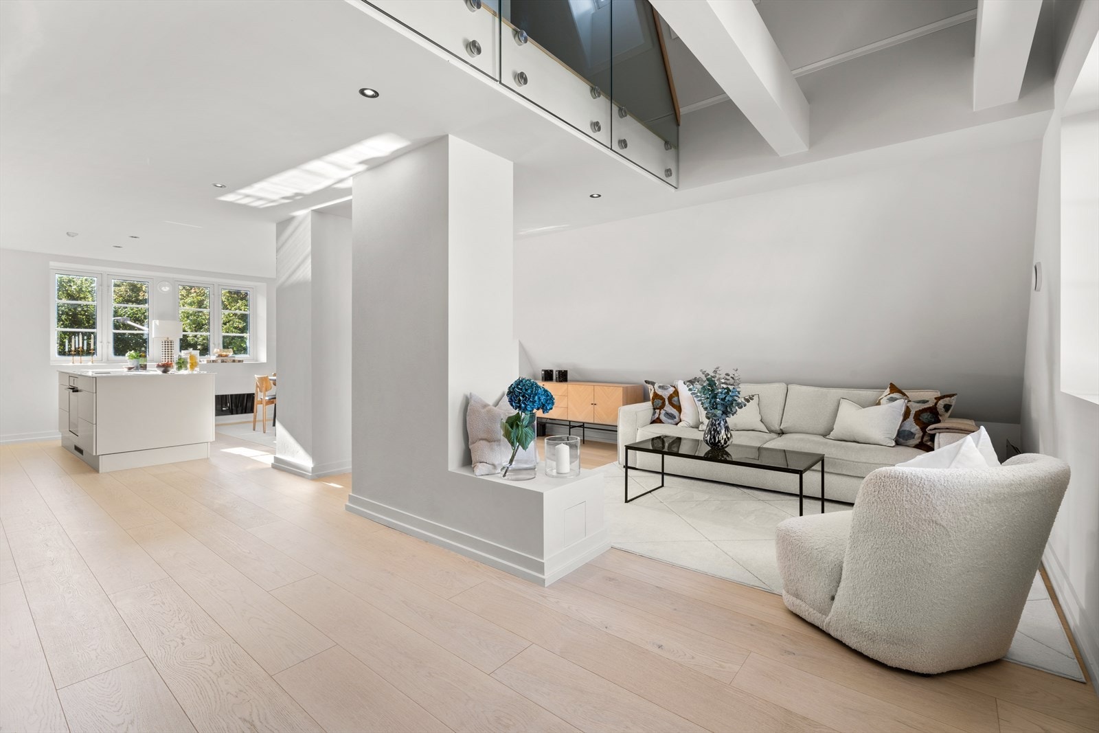 Gulvet her hellimte 240 mm brede eikeplank fra tyske Haro. Galleribilde