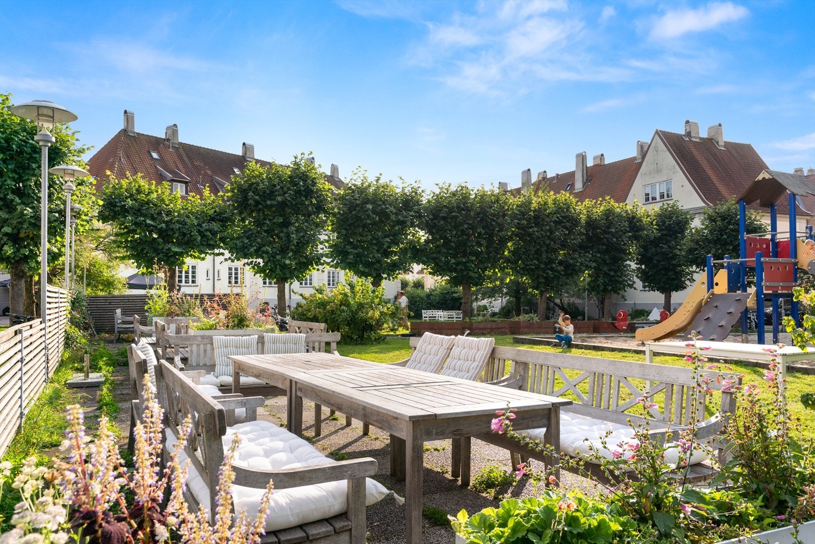 Hagen til Kvartal IV er en av hagebyens flotteste med fine sittegrupper og store arealer for lek hvor det legges skøyteis om vinteren. Galleribilde