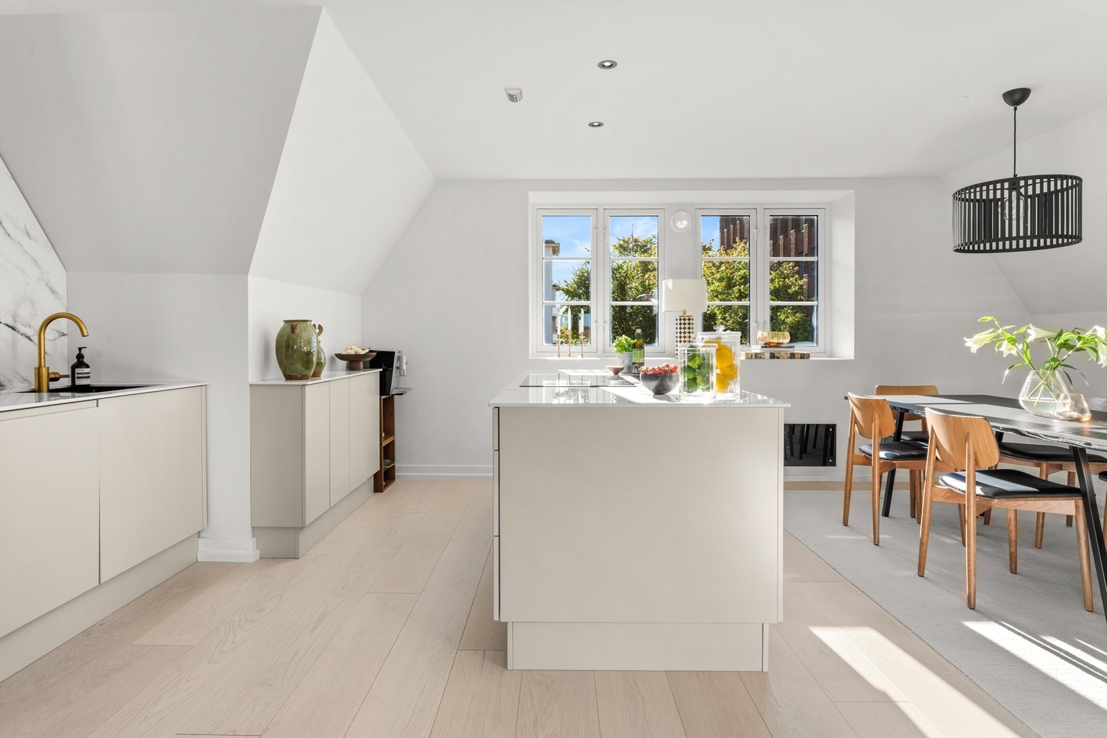 Stue og kjøkken har flott gjennomgående lys og det er siktlinje med lav bebyggelse rett utenfor kjøkkenet. Galleribilde