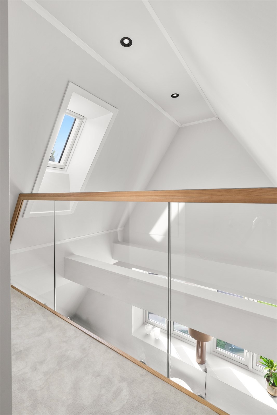 Mesanin med åpen himling over stuen. Her kan det legges gulv ved ønske om større hemsareal. Galleribilde