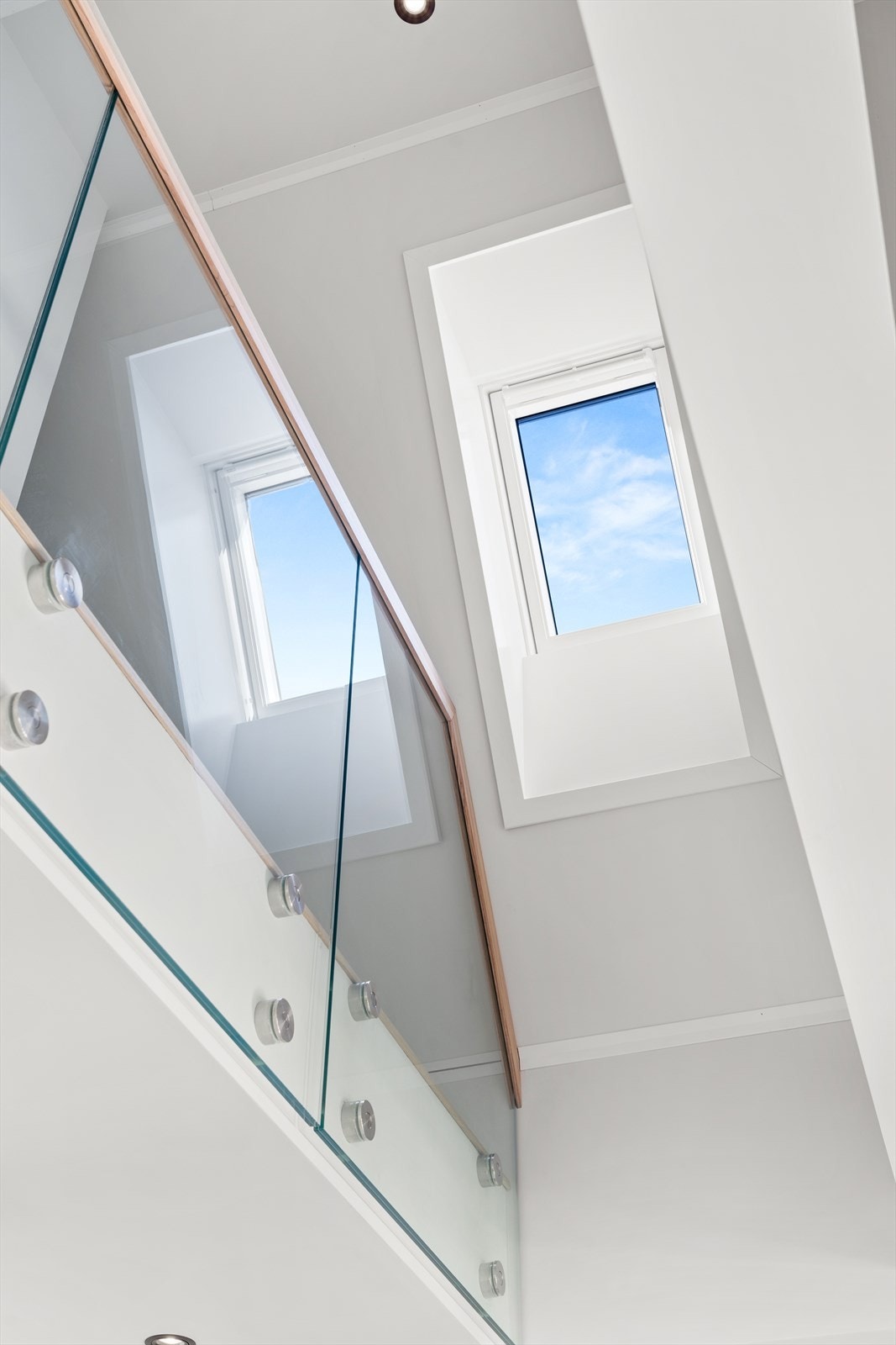 Takvinduet sender sollys ned i stuen store deler av dagen. Galleribilde