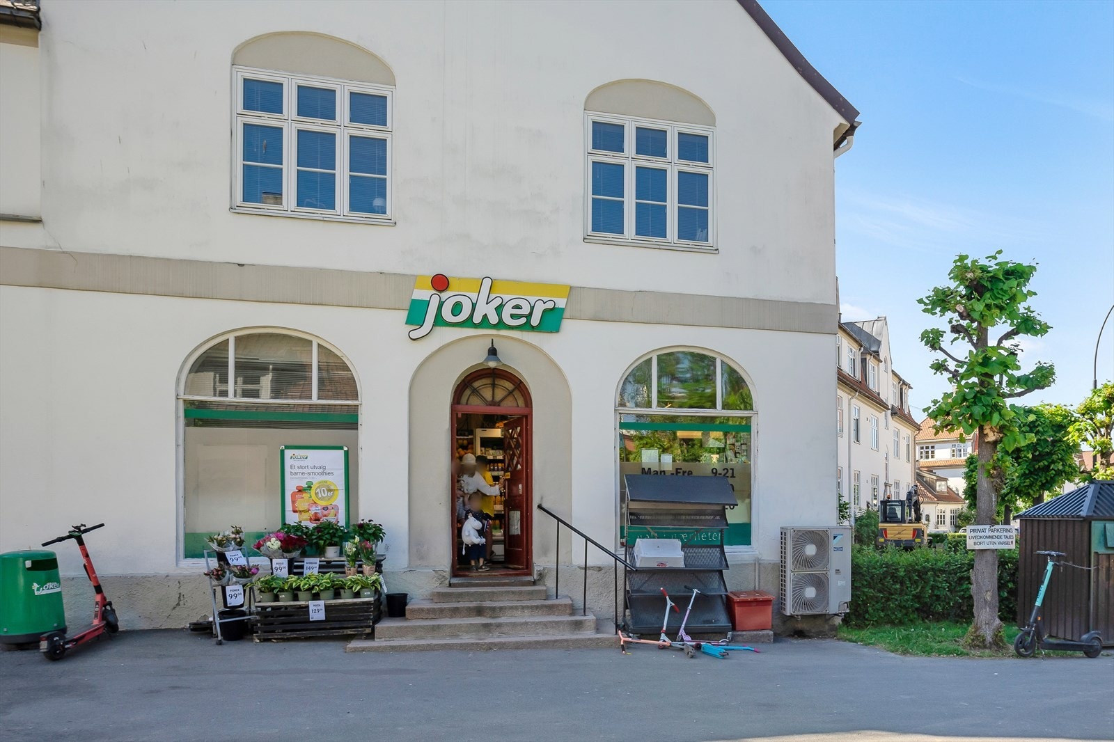 Nærmeste matbutikk er Joker som ligger inne i Hagebyen. Galleribilde