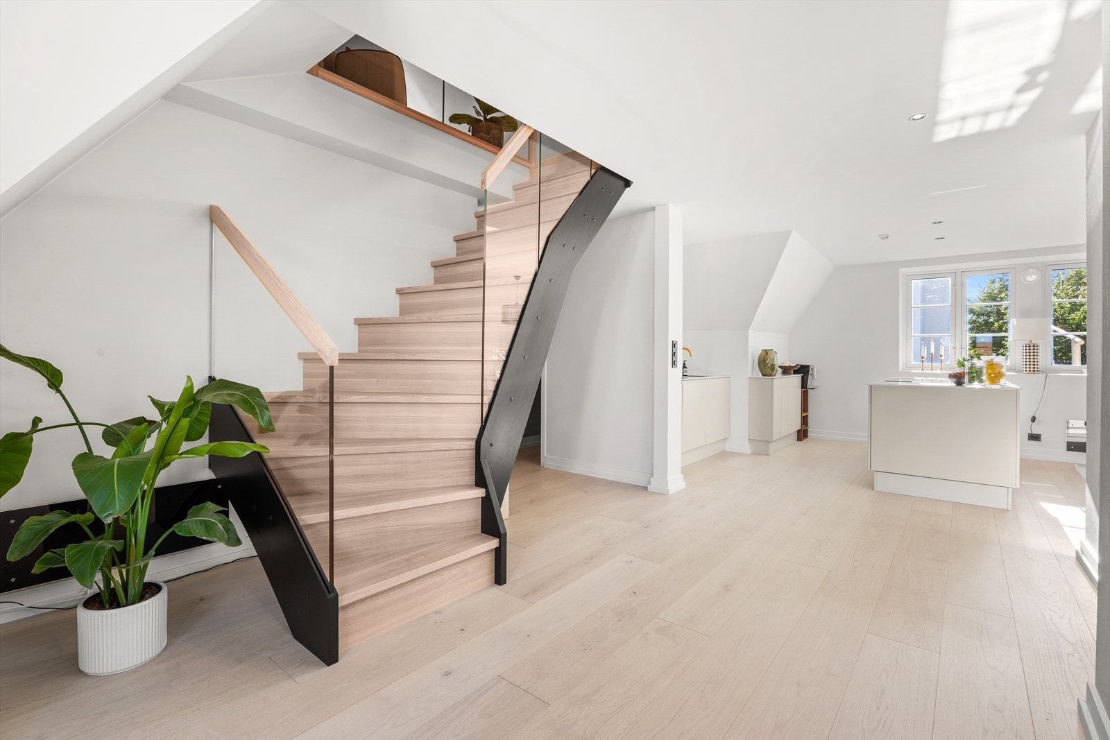 Trappen er i eik og er spesialbygget etter mål. Rekkverk i glass. Galleribilde