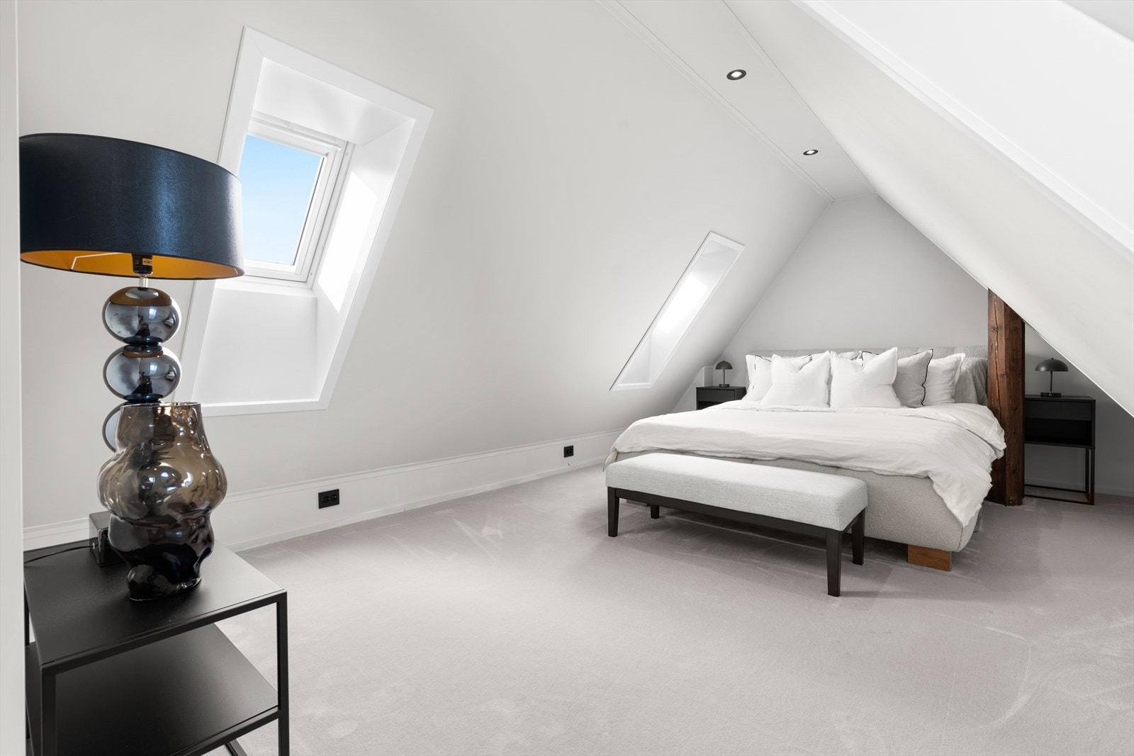 Det er luke med trapp ut under sengen. Grunnet litt for liten bredde og manglende avgrensning/rekkverk er den ikke godkjent som forskriftsmessig rømningsvei. Galleribilde