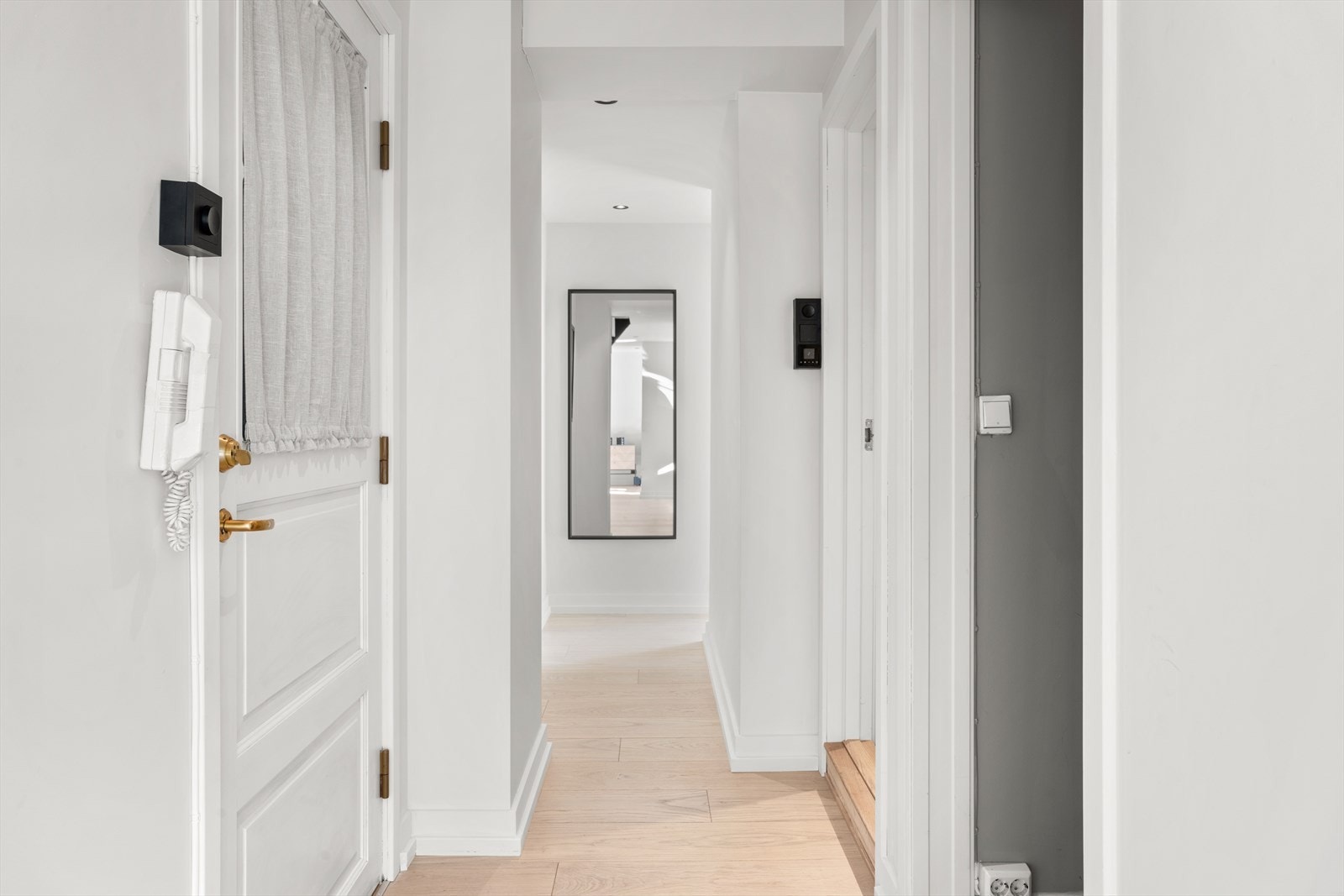 Leiligheten disponerer en kjellerbod på 3 m3 gulvareal og i tillegg er det ekstra lagring i kneveggen på siden av soverommet og i rommet hvor trappen fra hemsen kommer ned. Galleribilde