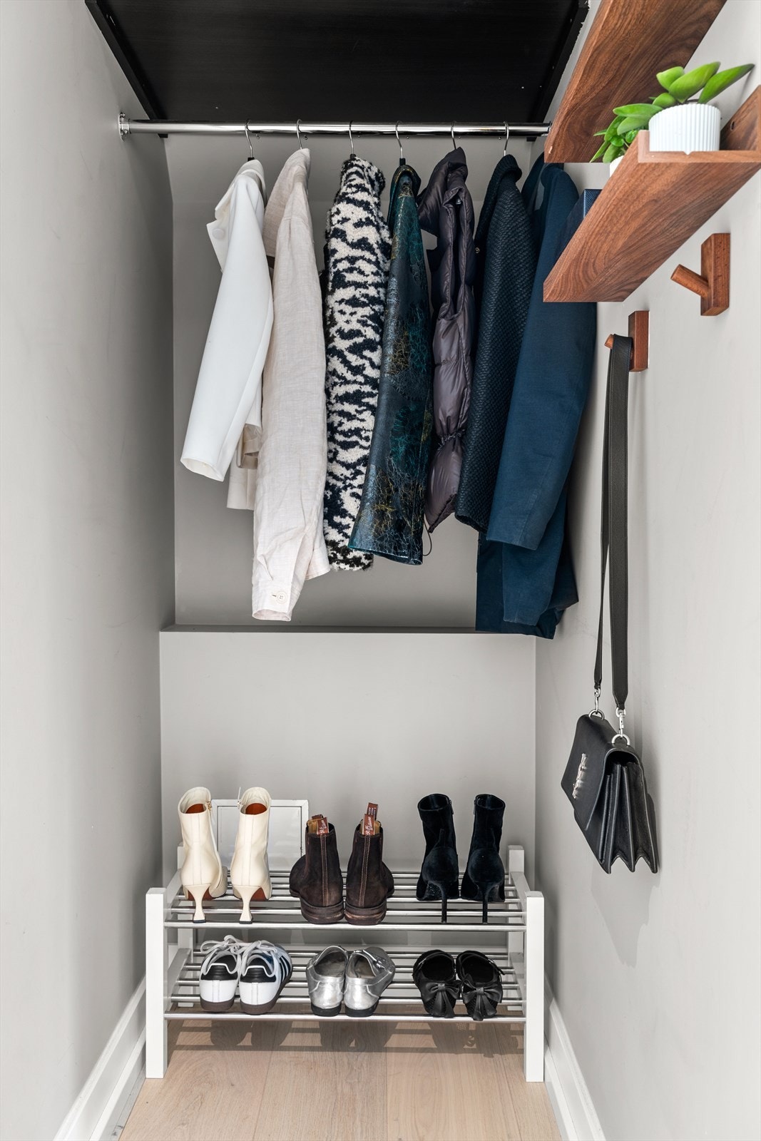 Garderobe. Galleribilde