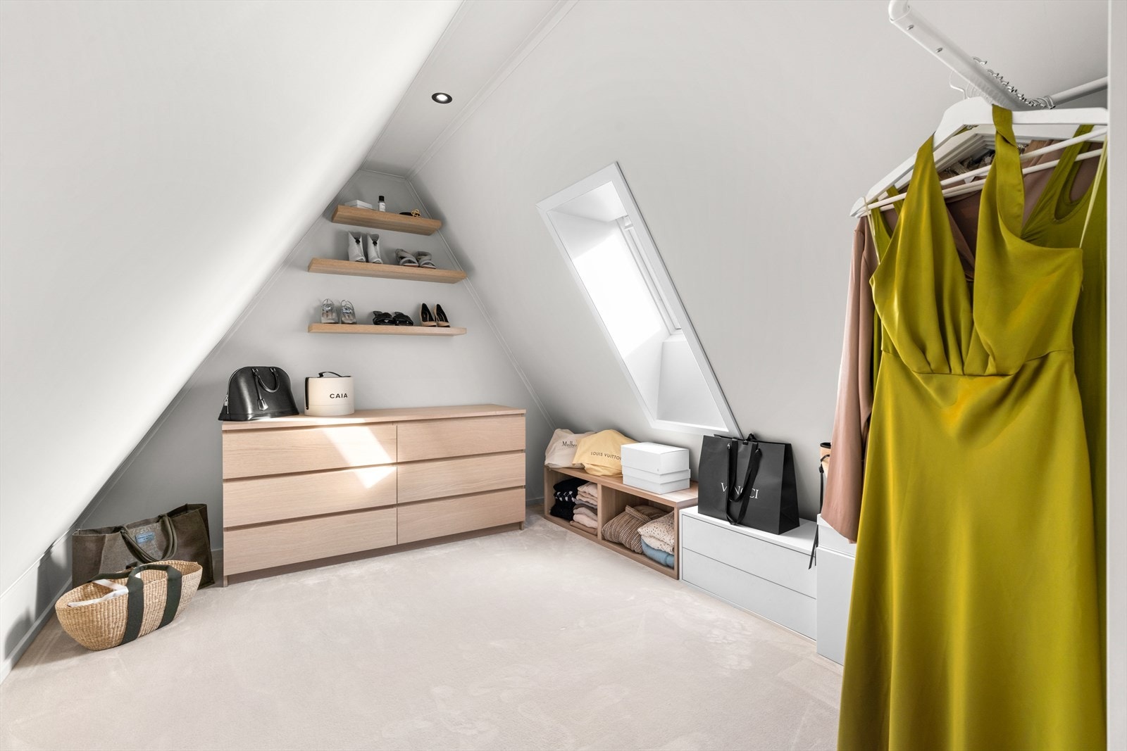 Et rom i motsatt ende av hemsen er benyttet som walk-in-garderobe. Galleribilde