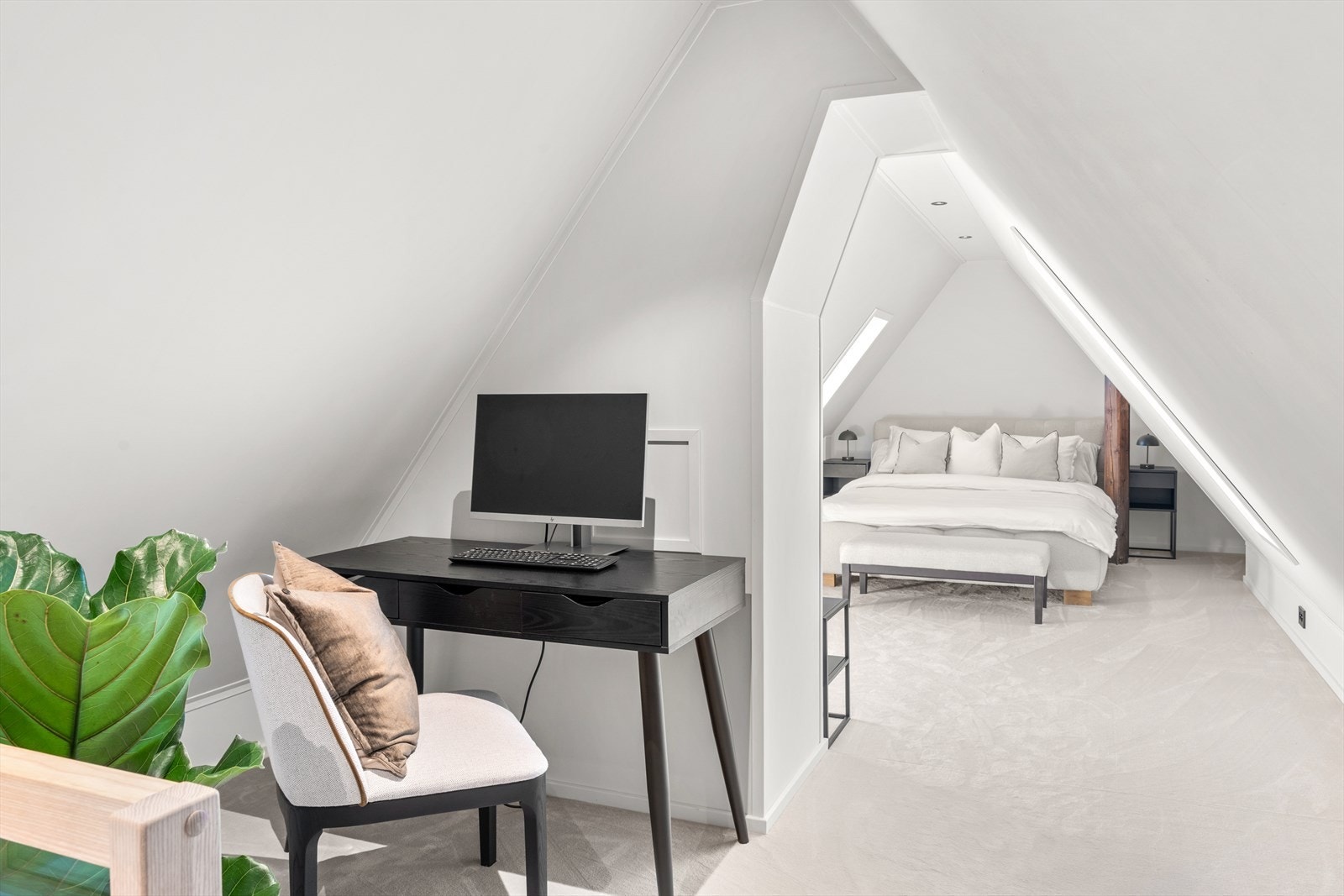 I likhet med soverommet nede har hele hemsen et mykt og behagelig vegg til vegg teppe. Galleribilde