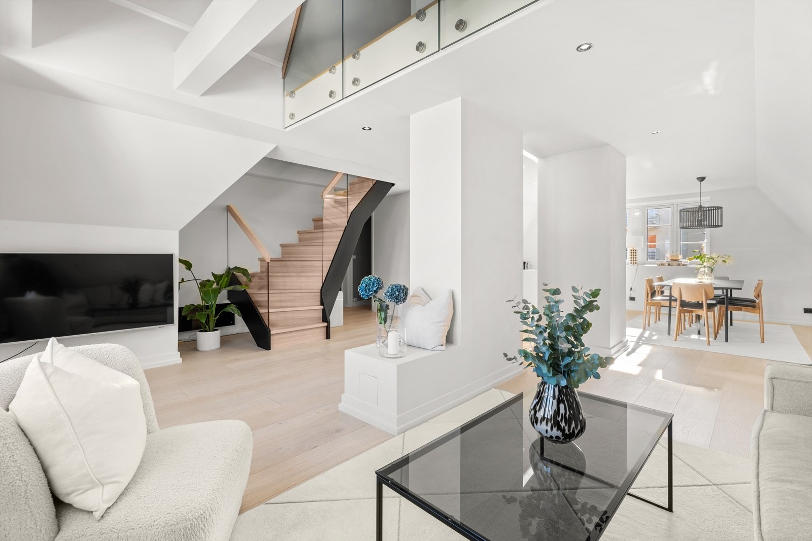 Den sosiale sonen har en veldig luftig og god romfølelse med nydelig gjennomgående lys. Galleribilde