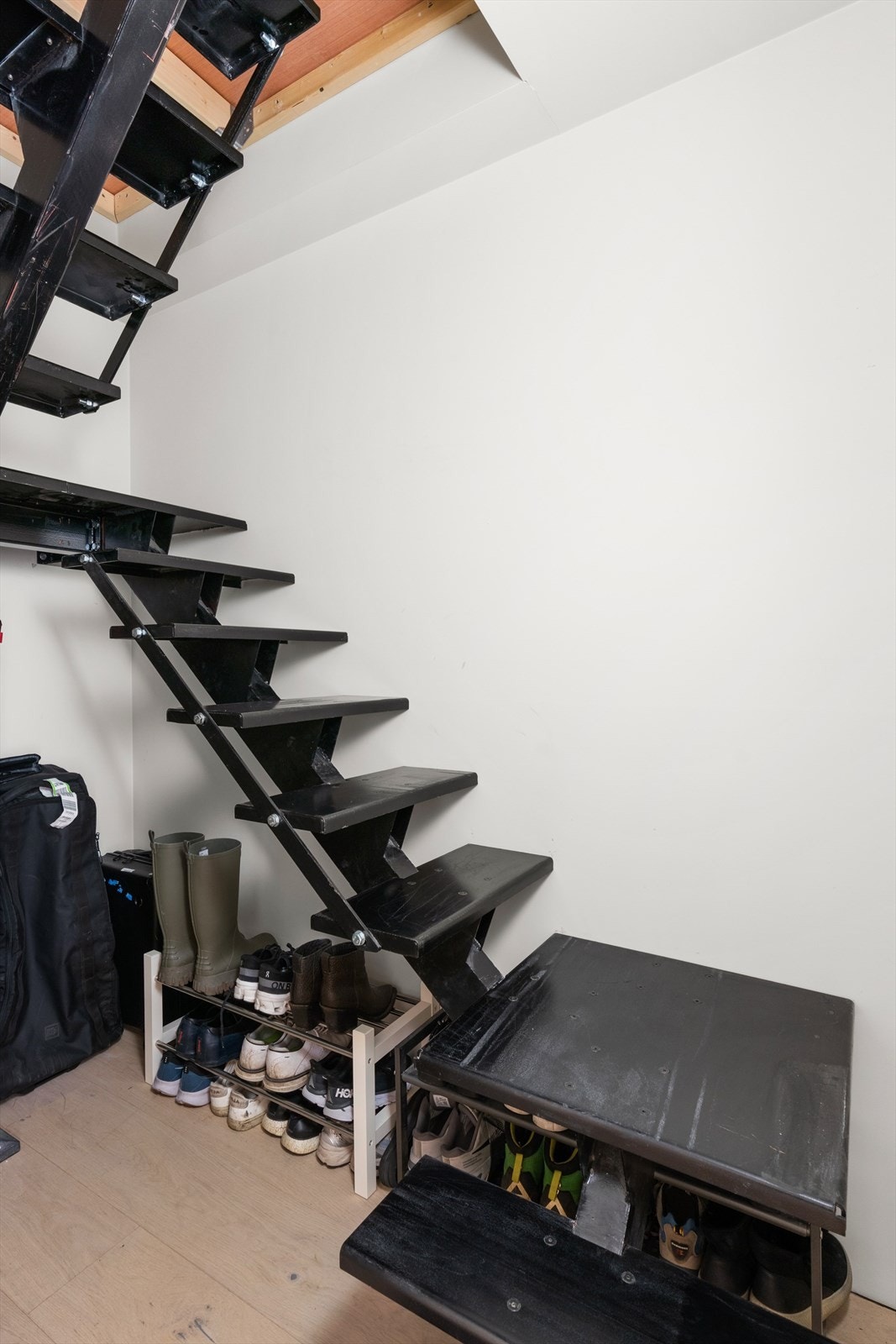 Bod med trapp ned fra hemsen. For at trappen skal være godkjent for rømning må den bygges om slik at den får større fri bredde og rekkverk. Galleribilde