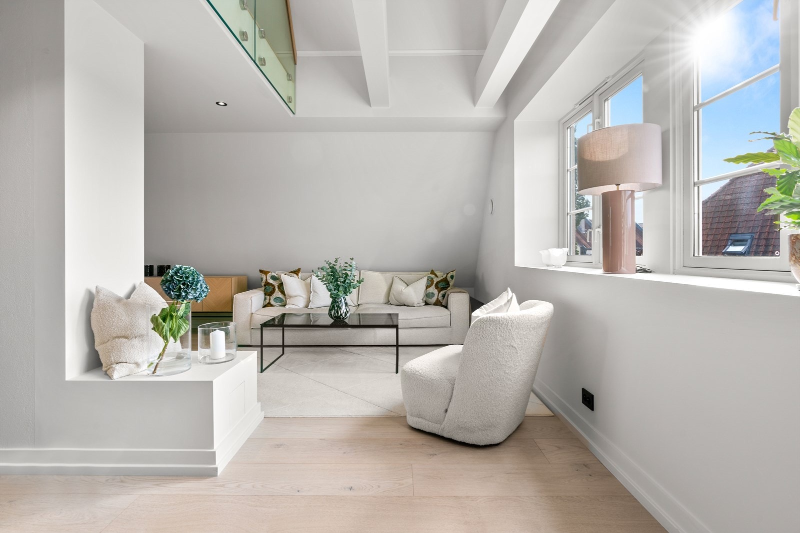 Stuen vender mot vest og har flott ettermiddagslys. Galleribilde