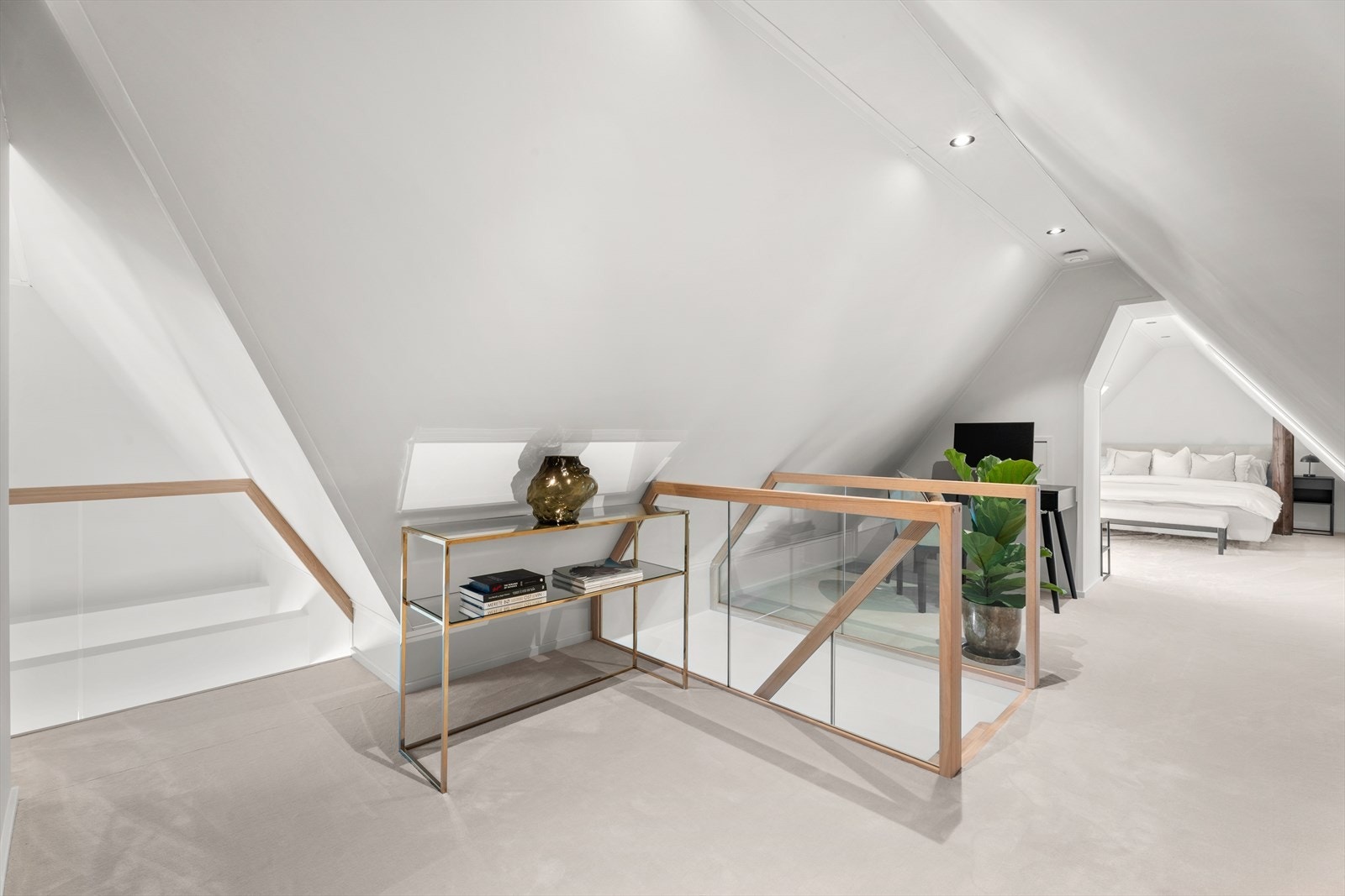 Hemsen ble bygget og innredet i 2023 og alle overflater, isolasjon, elektrisk anlegg, m.m. er så godt som nytt. Galleribilde