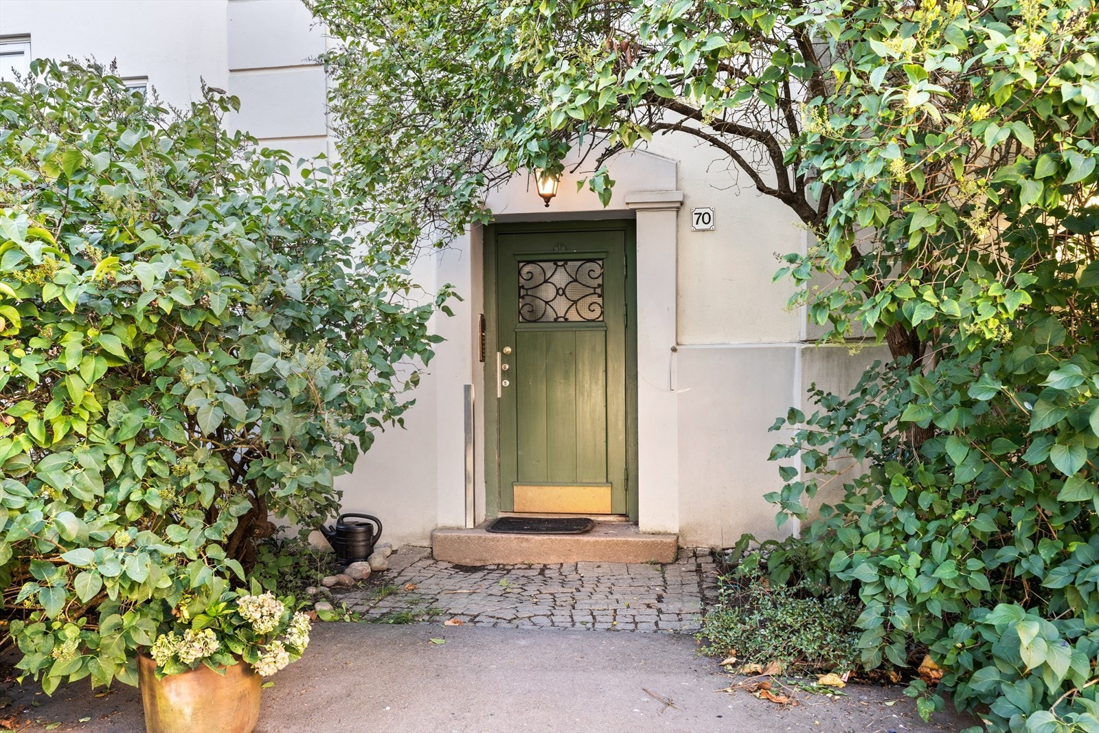 Oppgangen har et hyggelig og idyllsik inngangsparti. Galleribilde