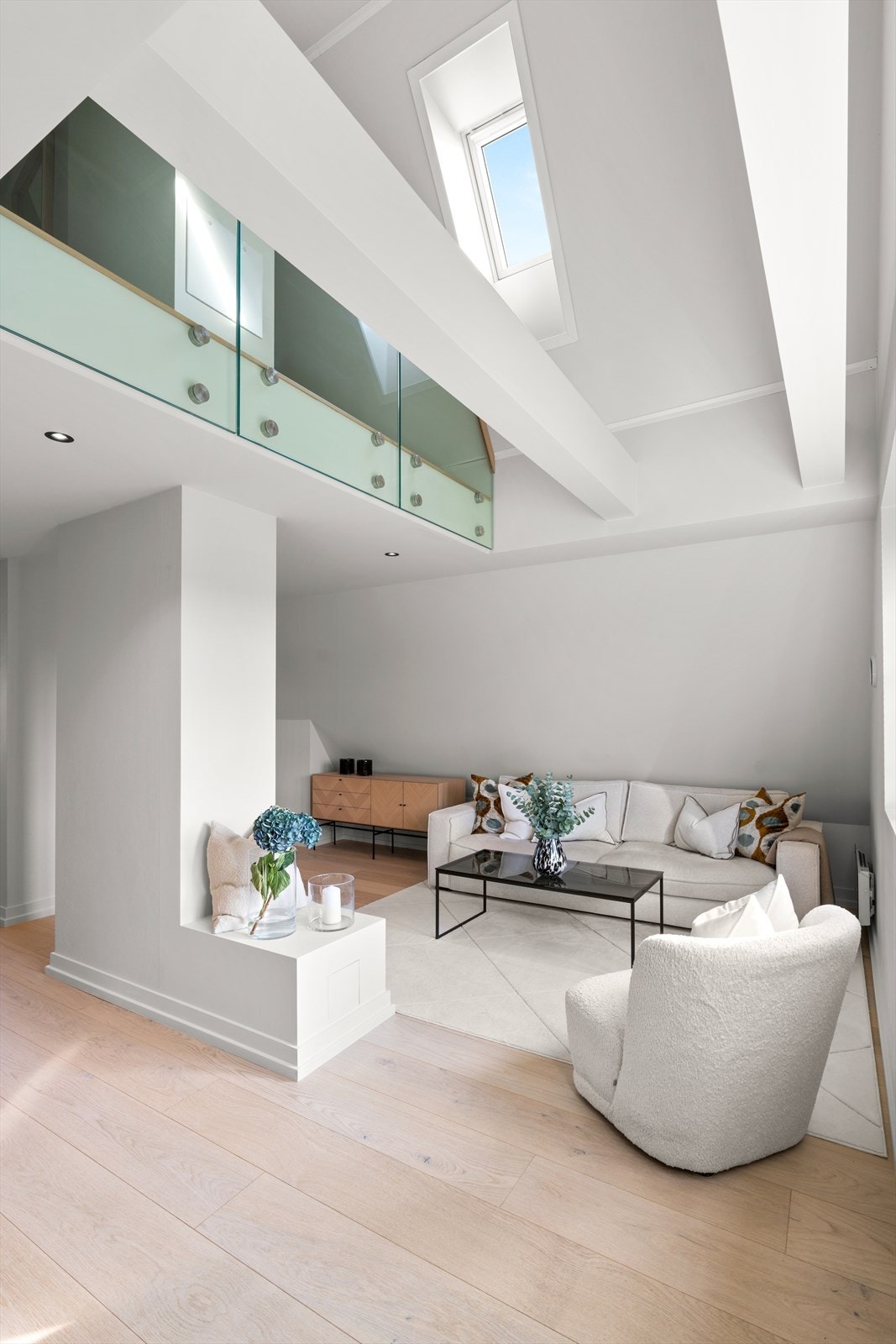 Stuen har unik atmosfære med gjennomgående lys fra øst og vest og en åpen himling som gir overlys fra syd. Galleribilde