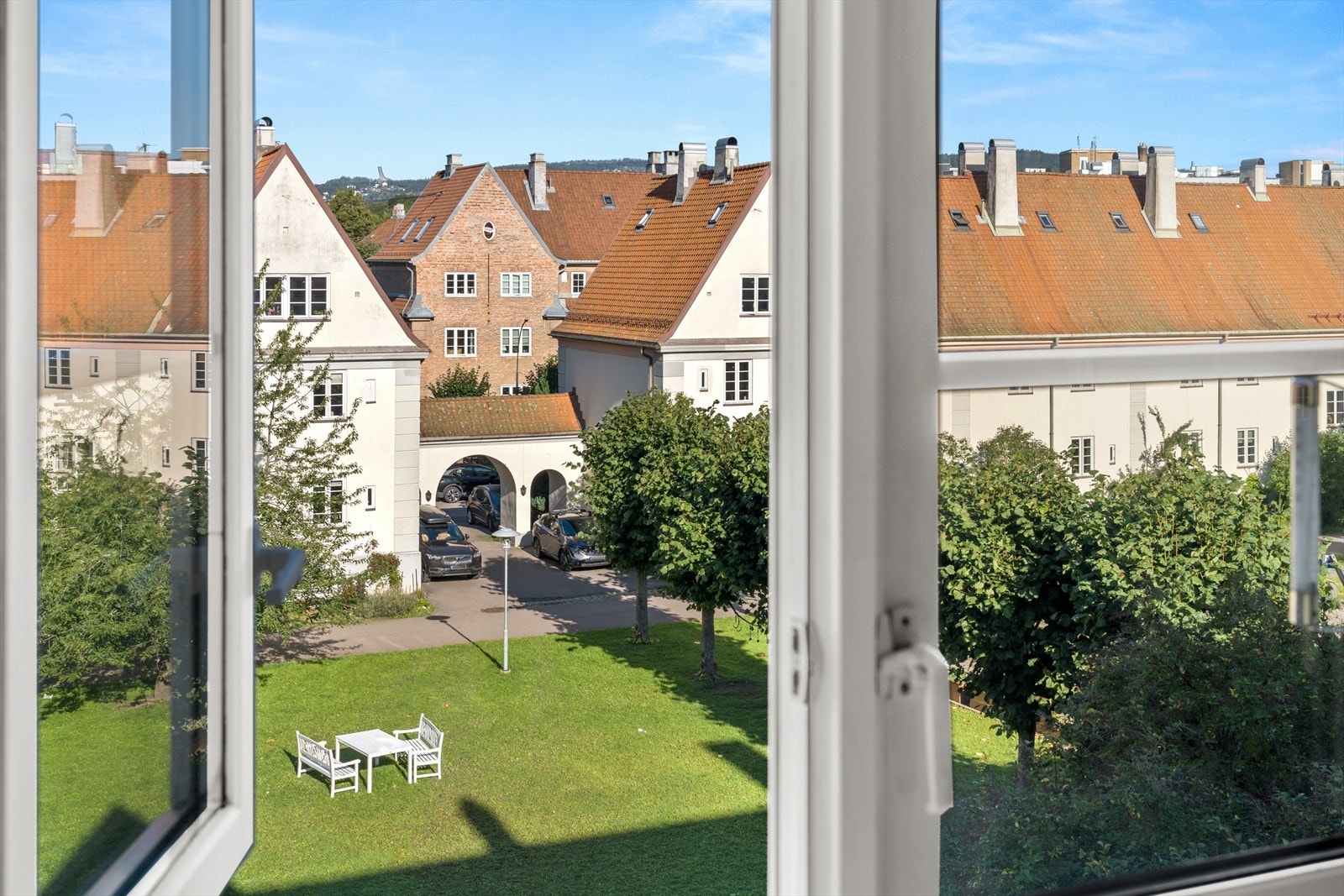 Utsikt fra stuen ned i hagen. Galleribilde