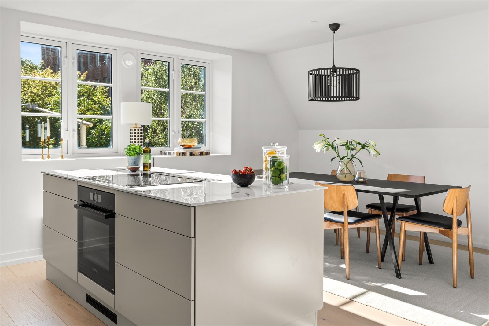 Kjøkken og spiseplass har nydelig morgen- og formiddagssol. Galleribilde