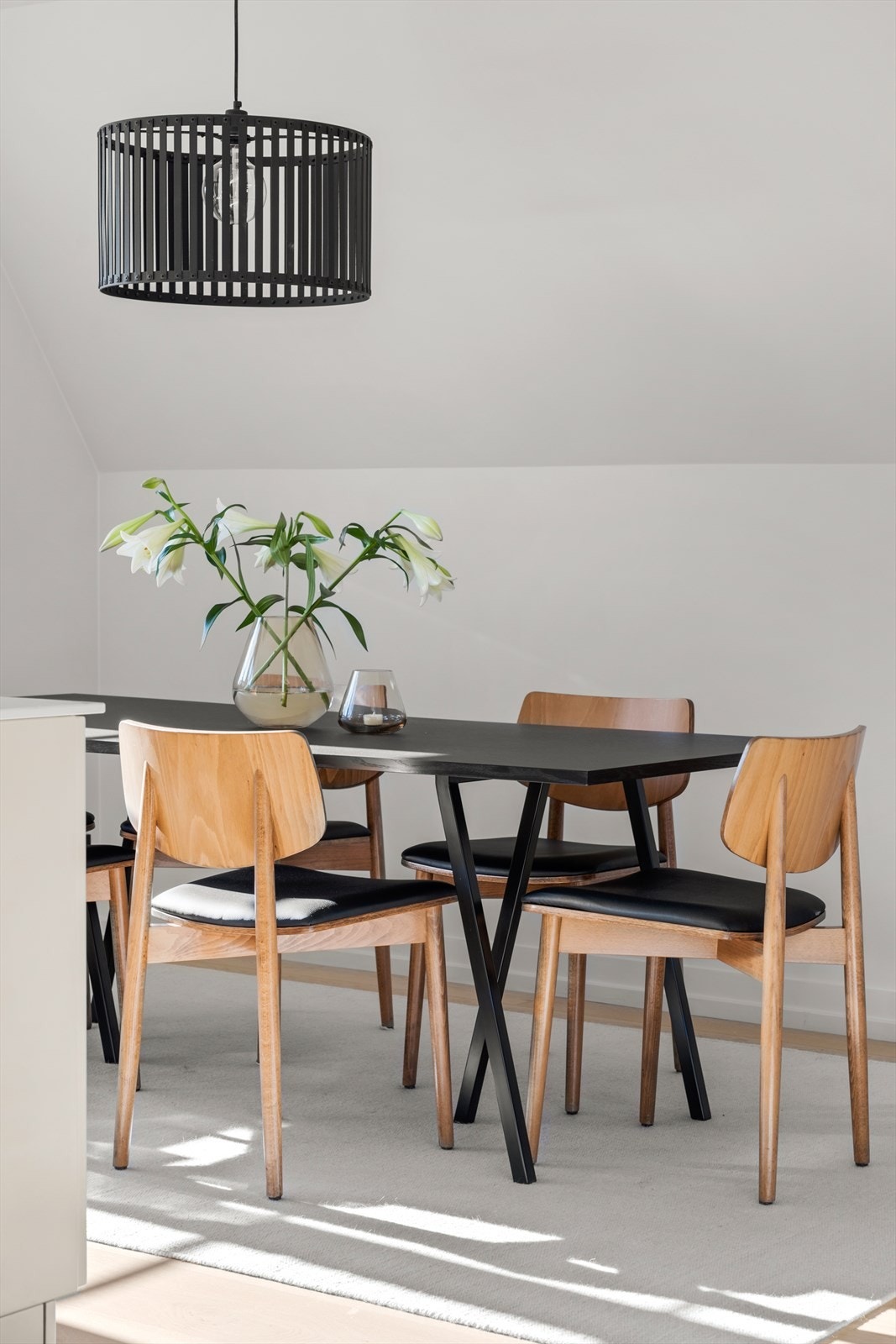 Det er plass for et stort og langt spisebord med mange gjester. Galleribilde